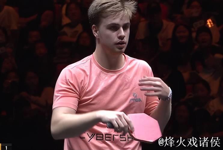 莫雷加德抗议张本智和叫喊遭裁判警告 莫雷加德抗议张本智和叫喊遭裁判警告